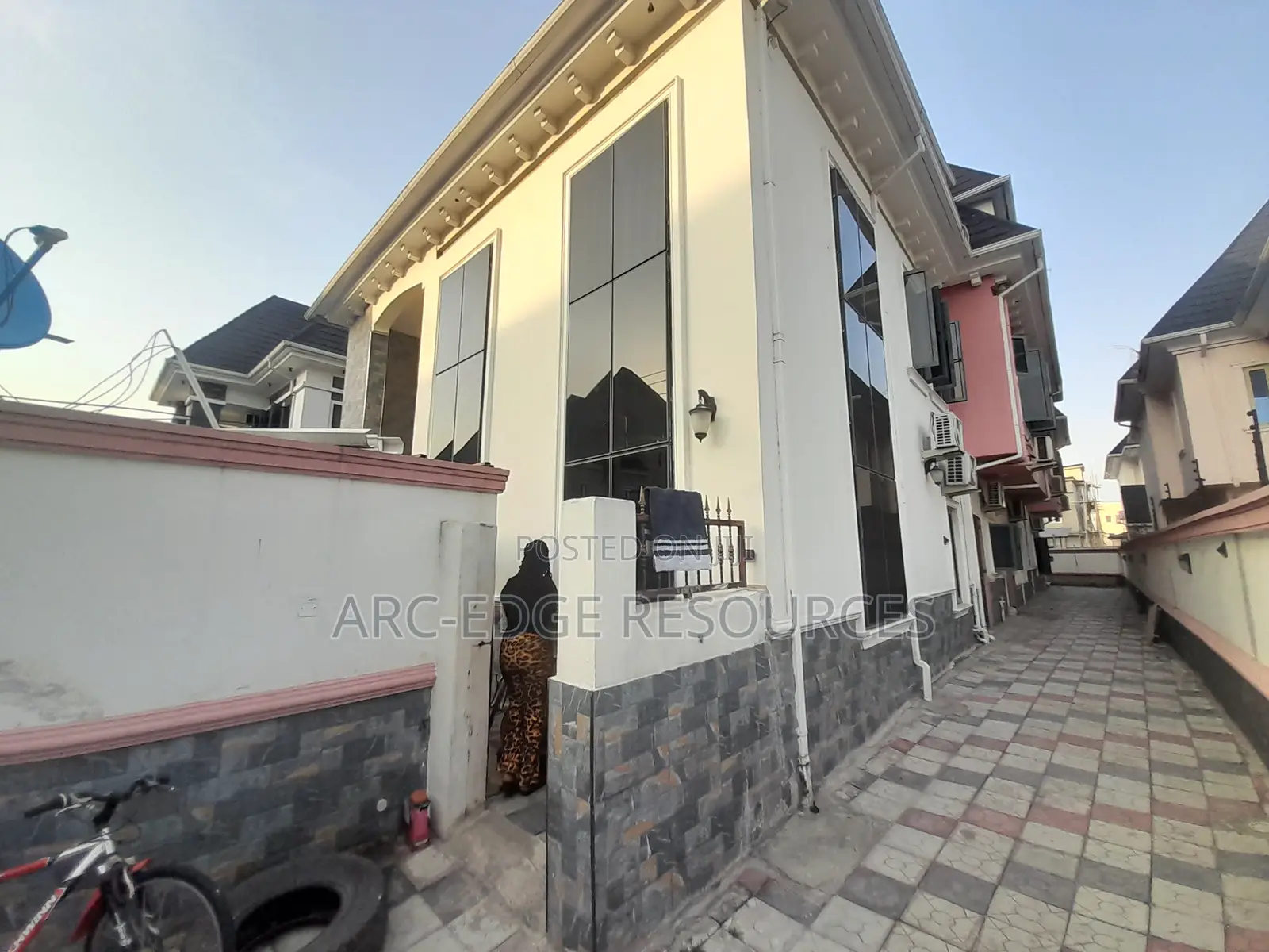 6bdrm Duplex in Ago Palace for sale in Ago Palace