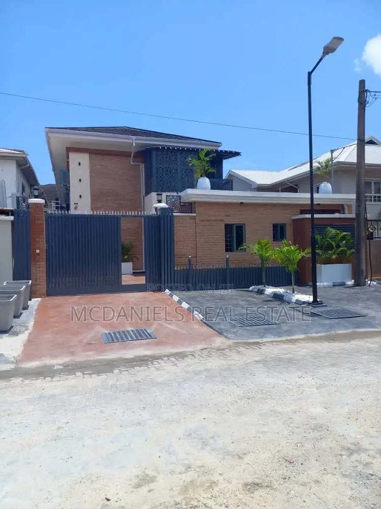 5bdrm Duplex in Lekki Phase 1 for sale in Lekki Phase 1