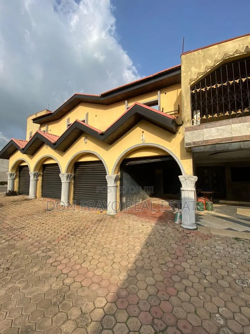 11bdrm Duplex in Onireke Gra, Jericho for sale in Jericho