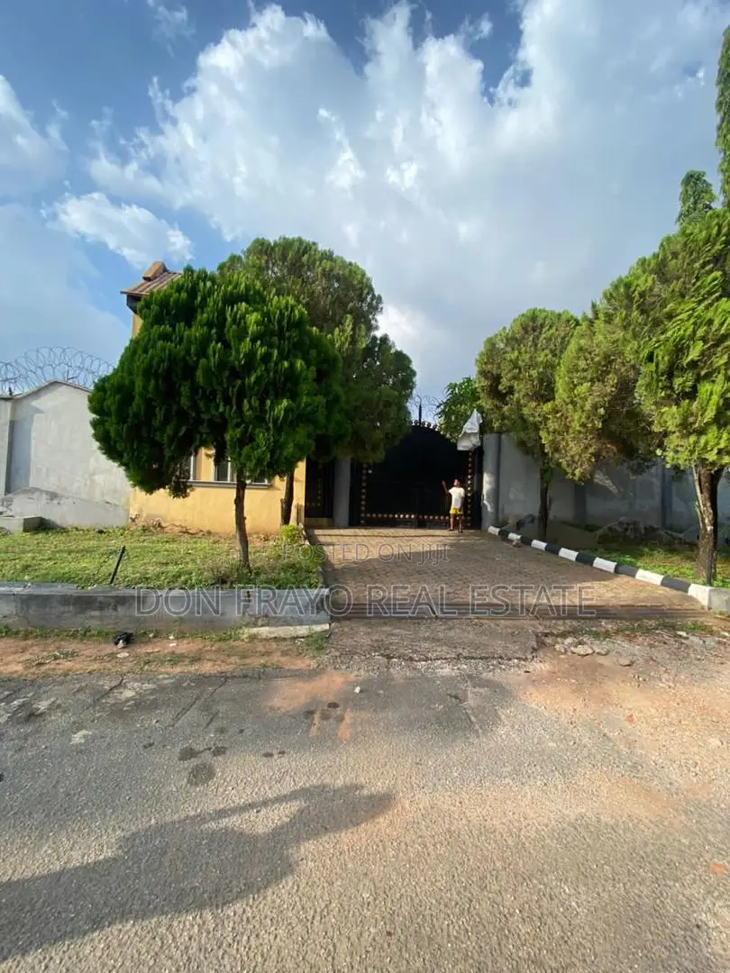 11bdrm Duplex in Onireke Gra, Jericho for sale in Jericho