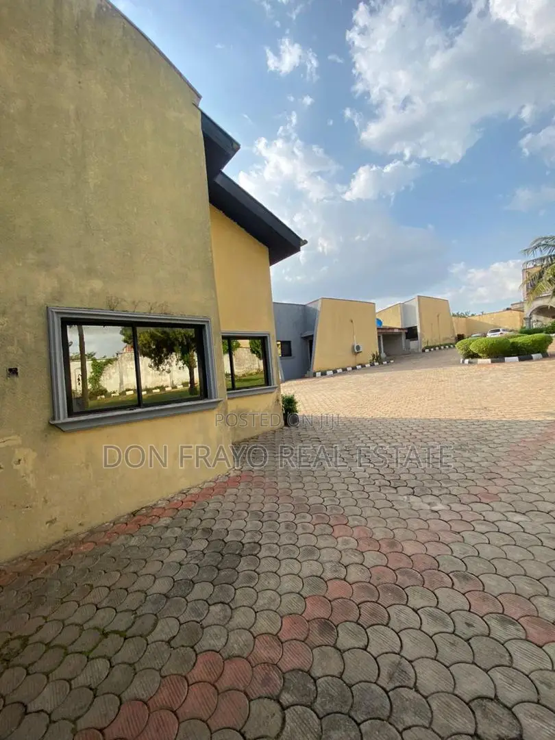 11bdrm Duplex in Onireke Gra, Jericho for sale in Jericho