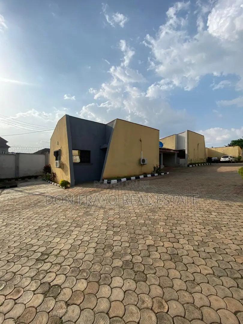 11bdrm Duplex in Onireke Gra, Jericho for sale in Jericho