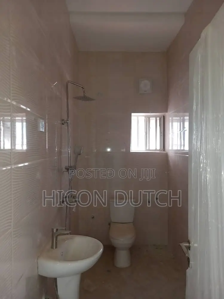 3bdrm Block of Flats in Modern Shelter, Life Camp for rent in Life Camp