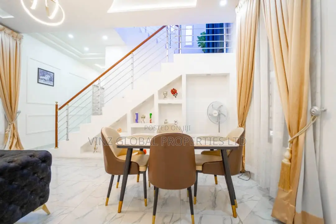 Luxury 5 Bedroom Apartment With Play Station Swimming Pool in Lekki