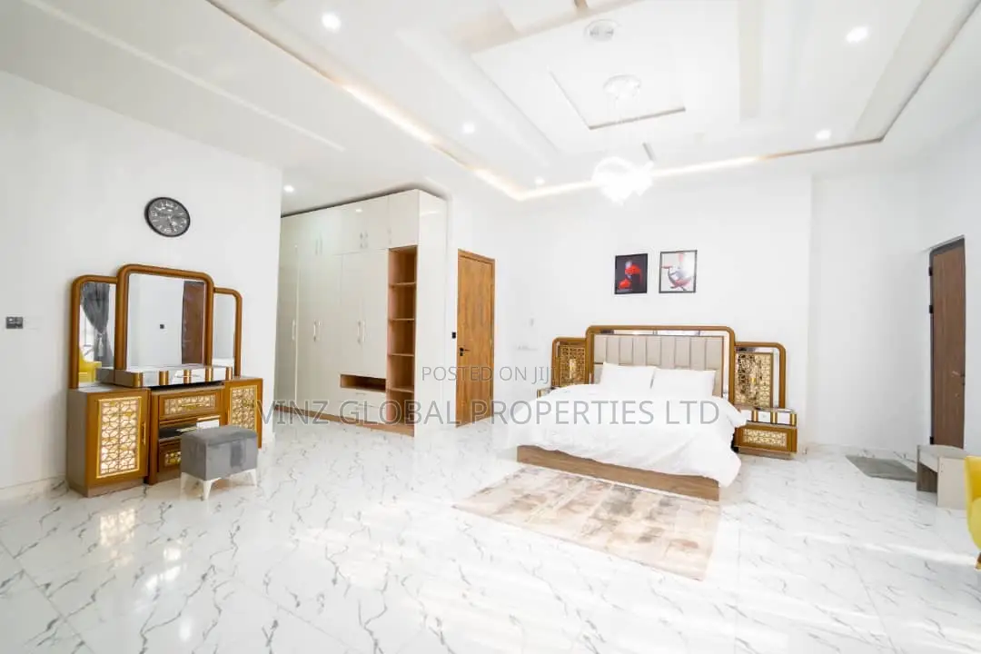 Luxury 5 Bedroom Apartment With Play Station Swimming Pool in Lekki