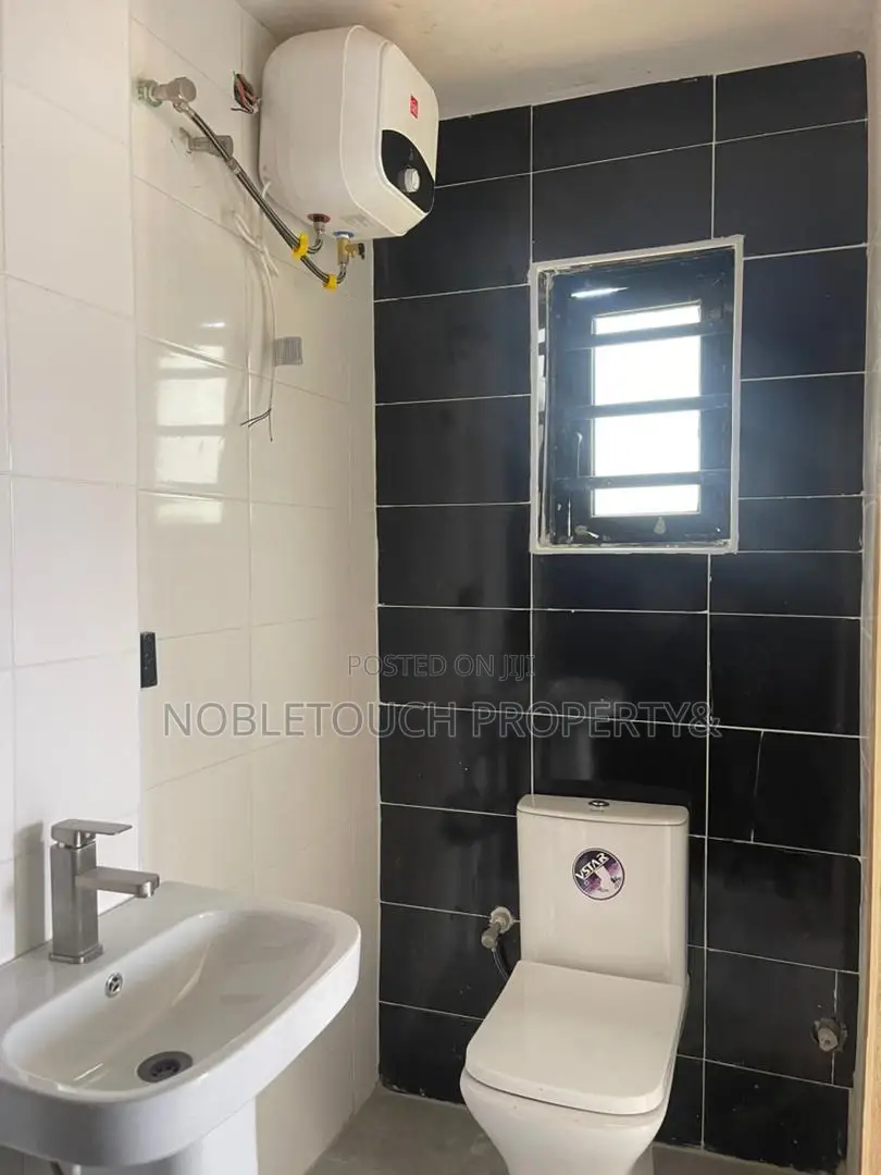 2bdrm Apartment in Lekki Lagos, Ologolo for sale in Ologolo