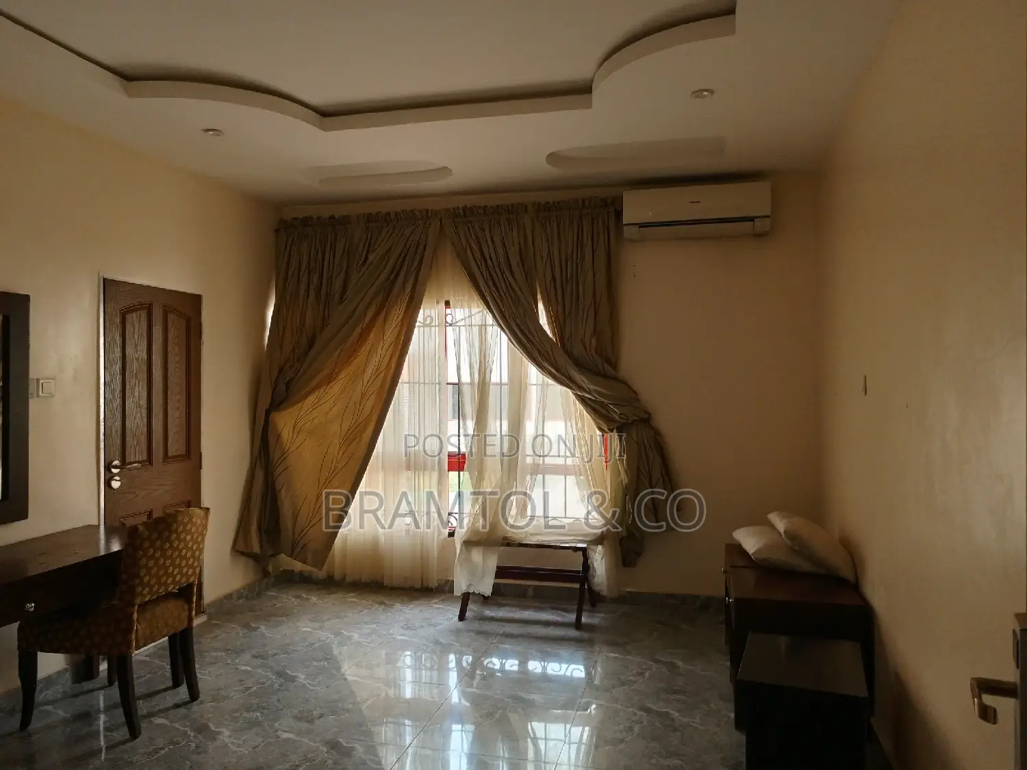 15rooms, 3 Suites, 4 Bqs, Dining Hall, 2 Offices, 1 Ballroom in Utako