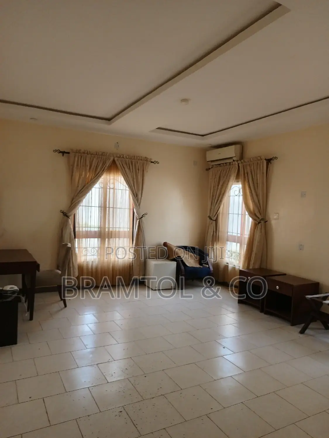 15rooms, 3 Suites, 4 Bqs, Dining Hall, 2 Offices, 1 Ballroom in Utako
