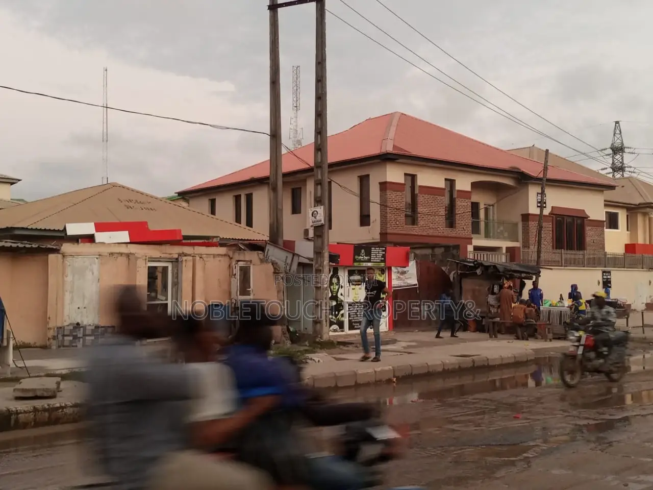 6bdrm Duplex in Satellite Town for sale in Satelite Town