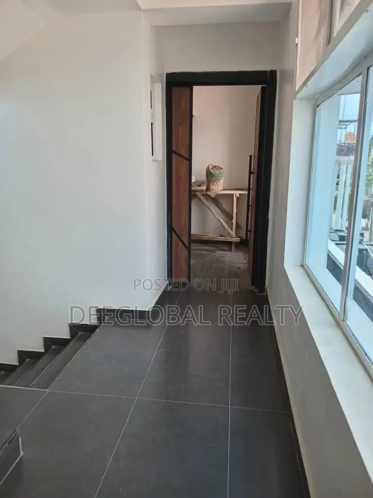 3bdrm Block of Flats in Canal West, Osapa london for sale in Osapa london