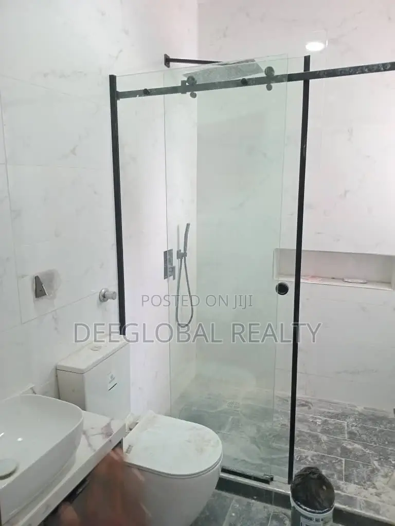 3bdrm Block of Flats in Canal West, Osapa london for sale in Osapa london