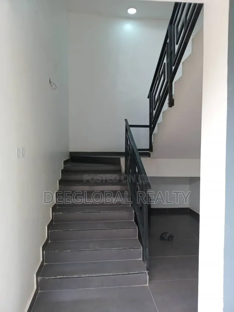 3bdrm Block of Flats in Canal West, Osapa london for sale in Osapa london