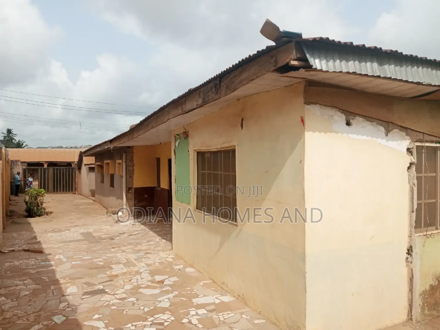 5bdrm Bungalow in Bembo,Apata for sale in Apata