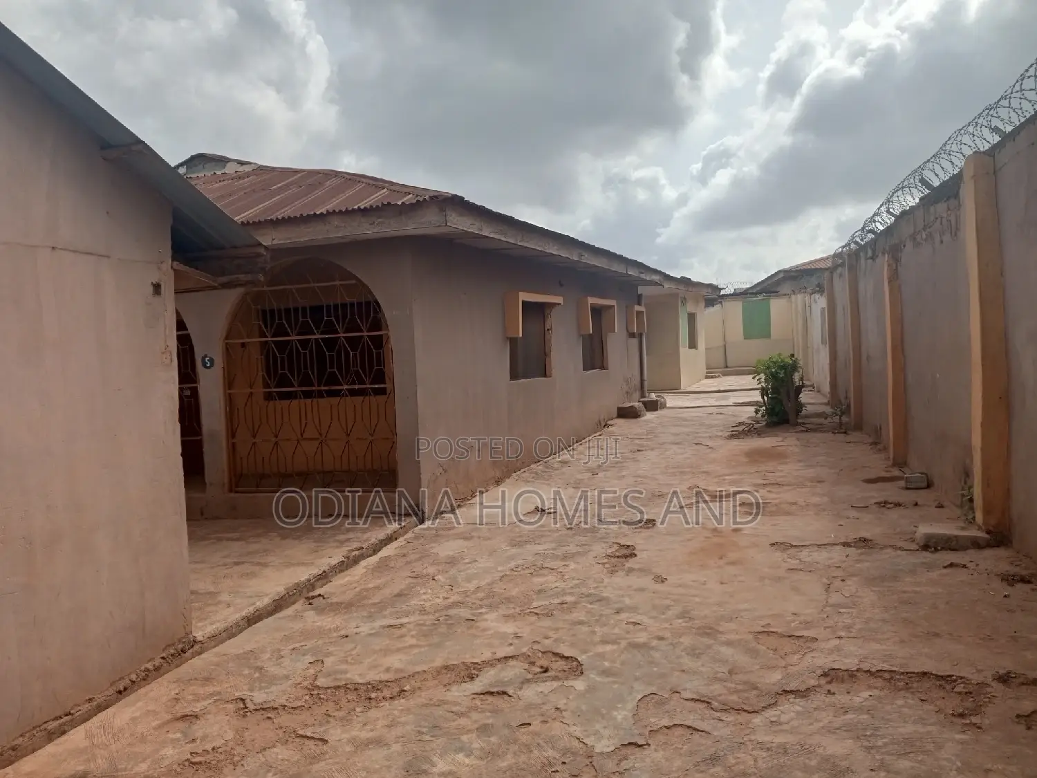 5bdrm Bungalow in Bembo,Apata for sale in Apata