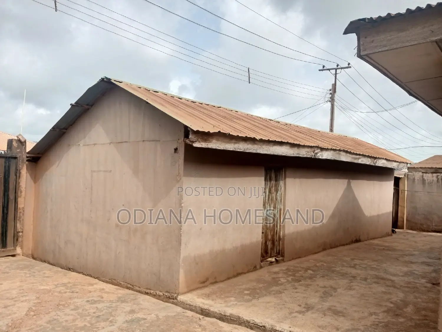 5bdrm Bungalow in Bembo,Apata for sale in Apata