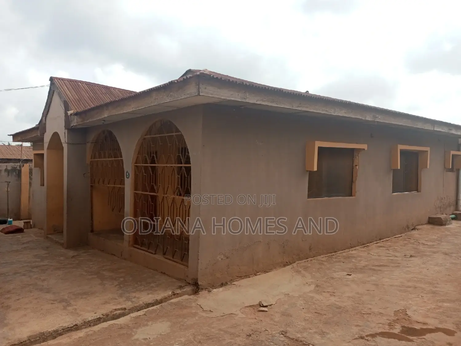 5bdrm Bungalow in Bembo,Apata for sale in Apata