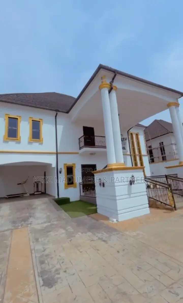 4bdrm Duplex in Near Rochas for sale in Owerri