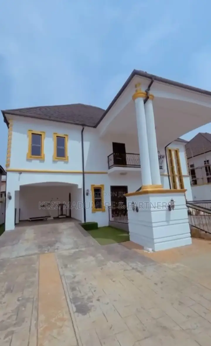 4bdrm Duplex in Near Rochas for sale in Owerri