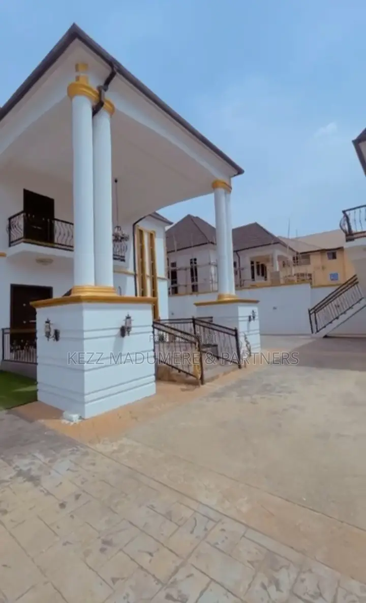 4bdrm Duplex in Near Rochas for sale in Owerri