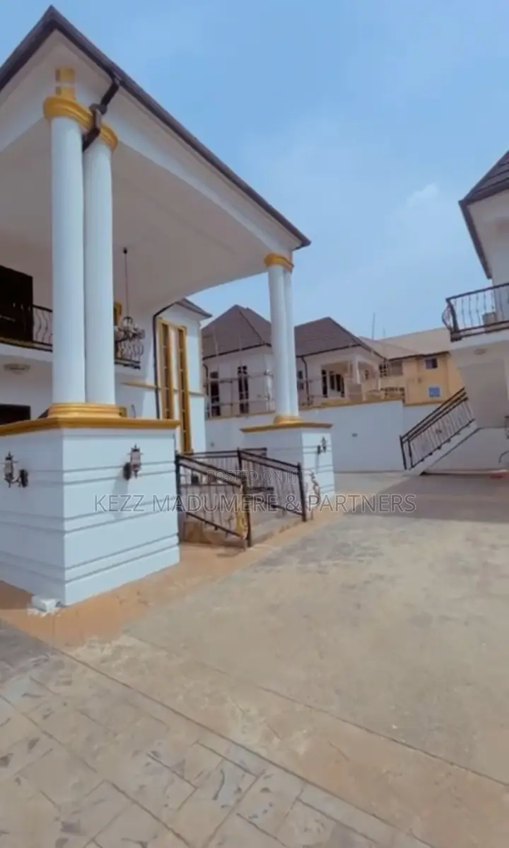 4bdrm Duplex in Near Rochas for sale in Owerri