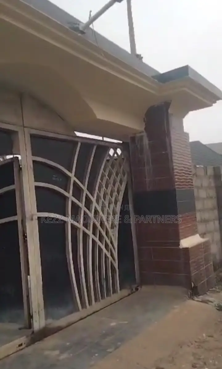 6bdrm Duplex in Akanawu Estate , for sale in Owerri