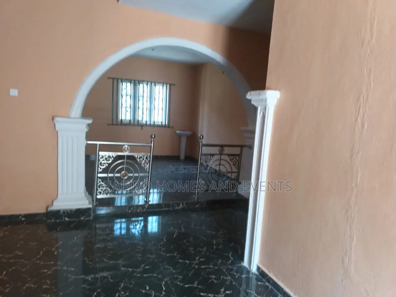 10bdrm Duplex in Gbagi Market, Alakia for sale in Alakia