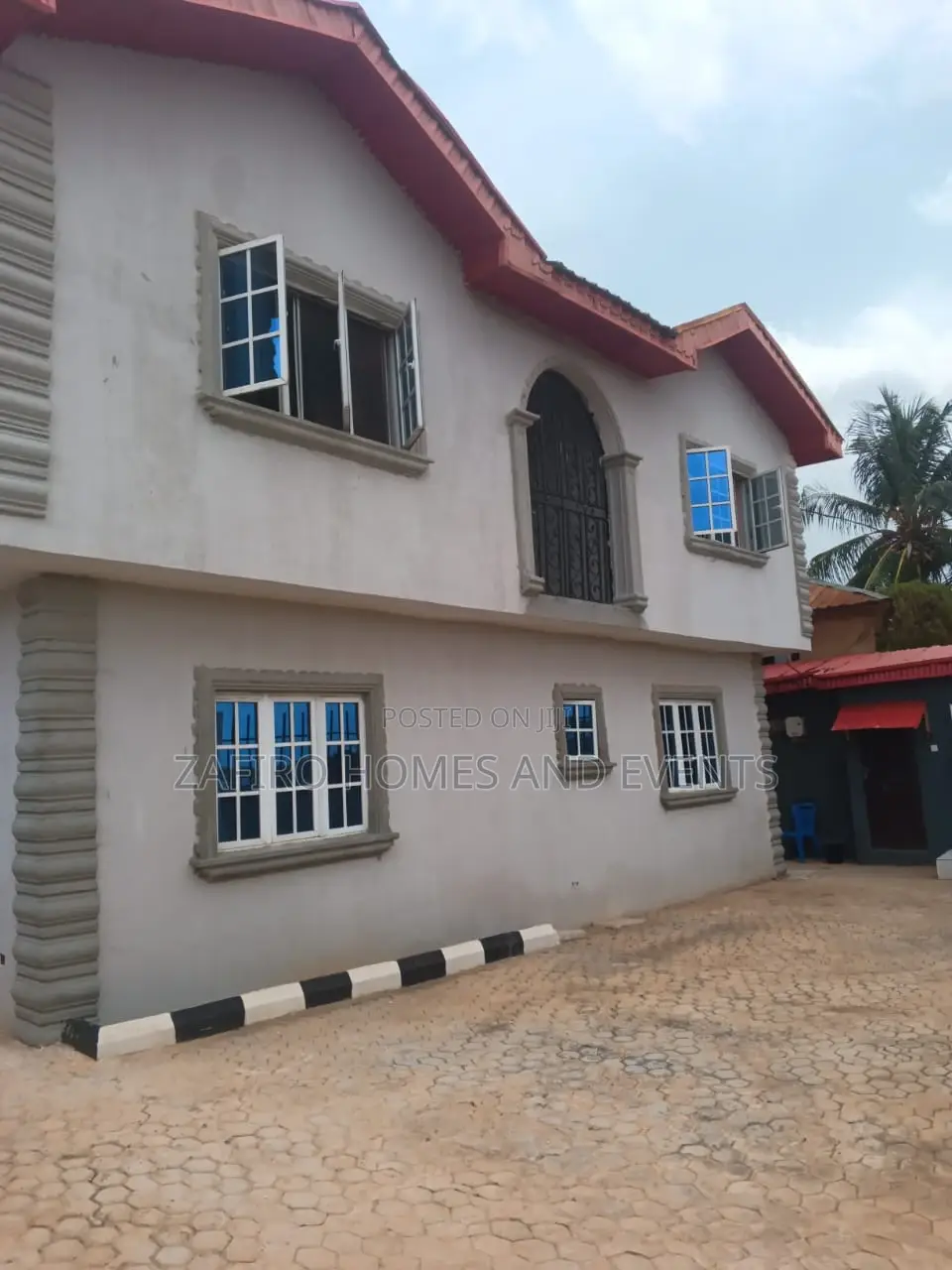 10bdrm Duplex in Gbagi Market, Alakia for sale in Alakia