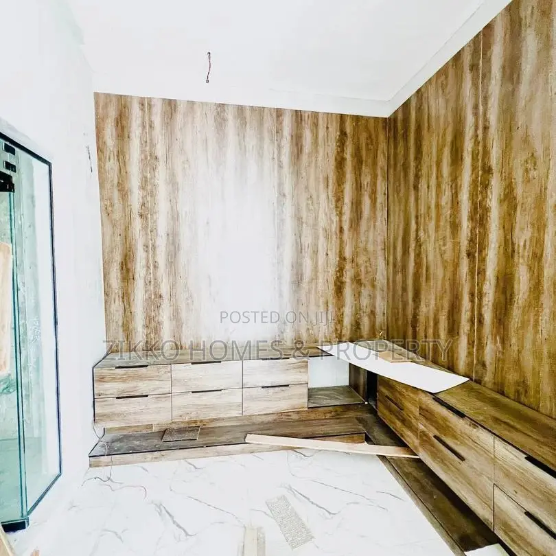 4bdrm Duplex in Orchid Road, Chevron for sale in Chevron