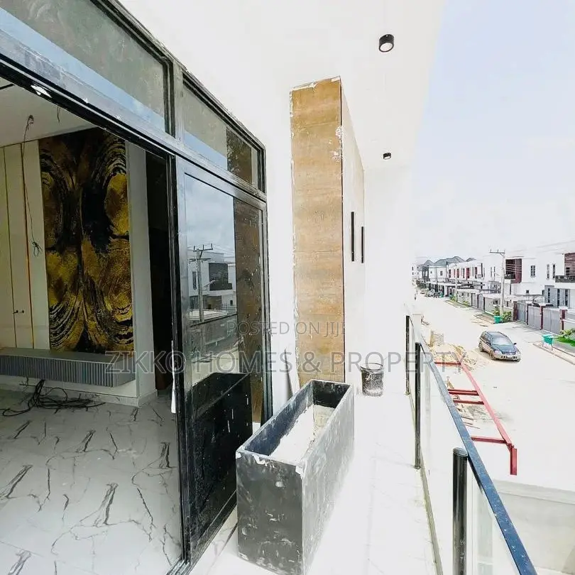 4bdrm Duplex in Orchid Road, Chevron for sale in Chevron