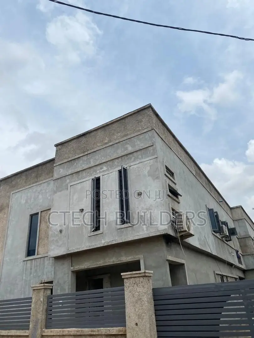 16bdrm Apartment in Benin City for sale in Benin City