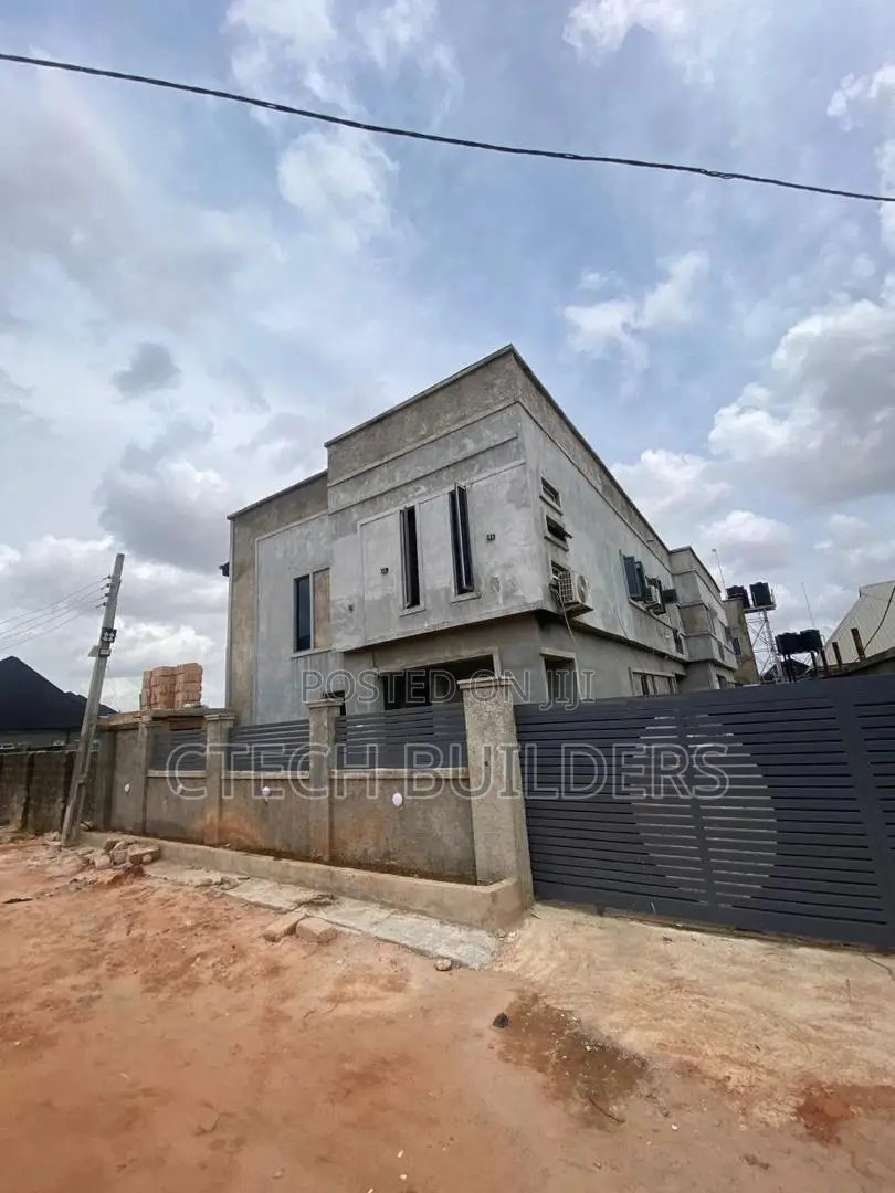 16bdrm Apartment in Benin City for sale in Benin City