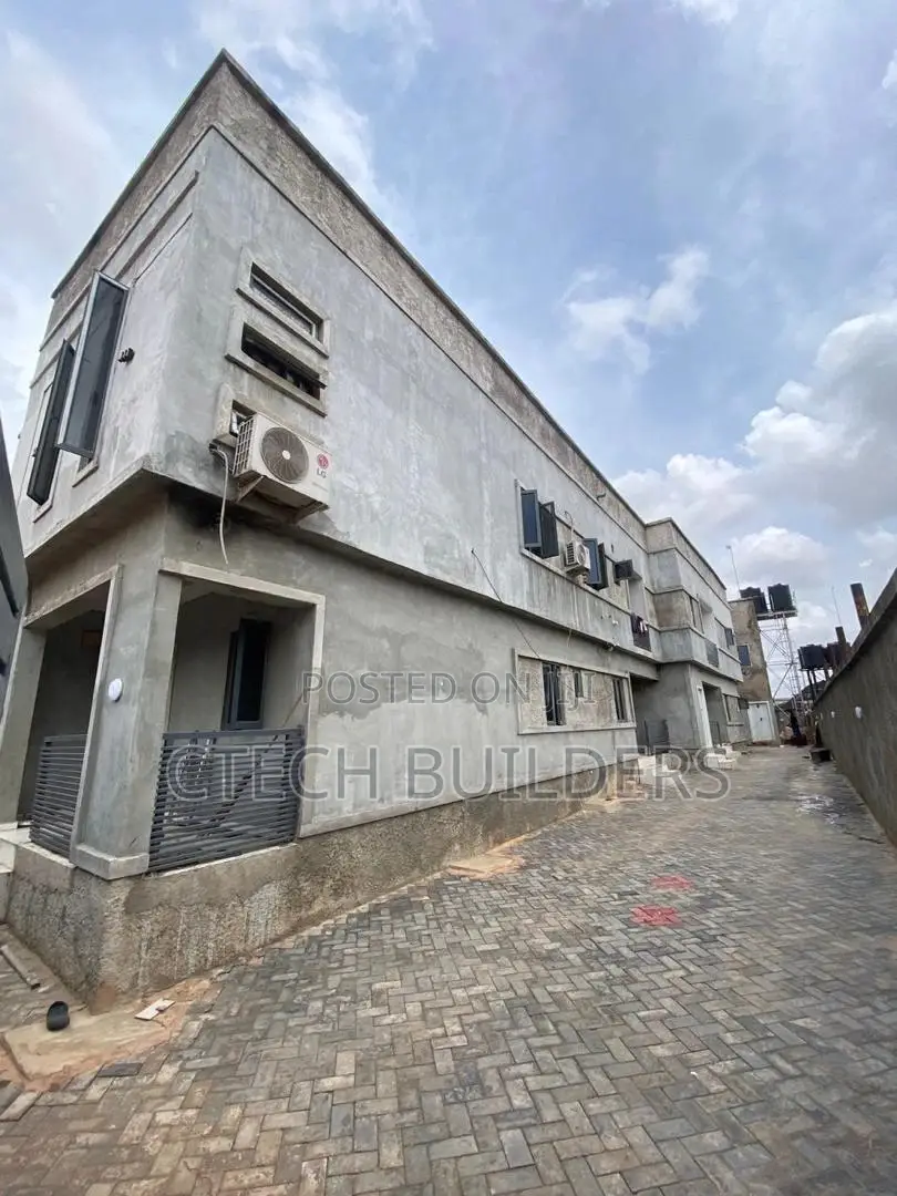 16bdrm Apartment in Benin City for sale in Benin City