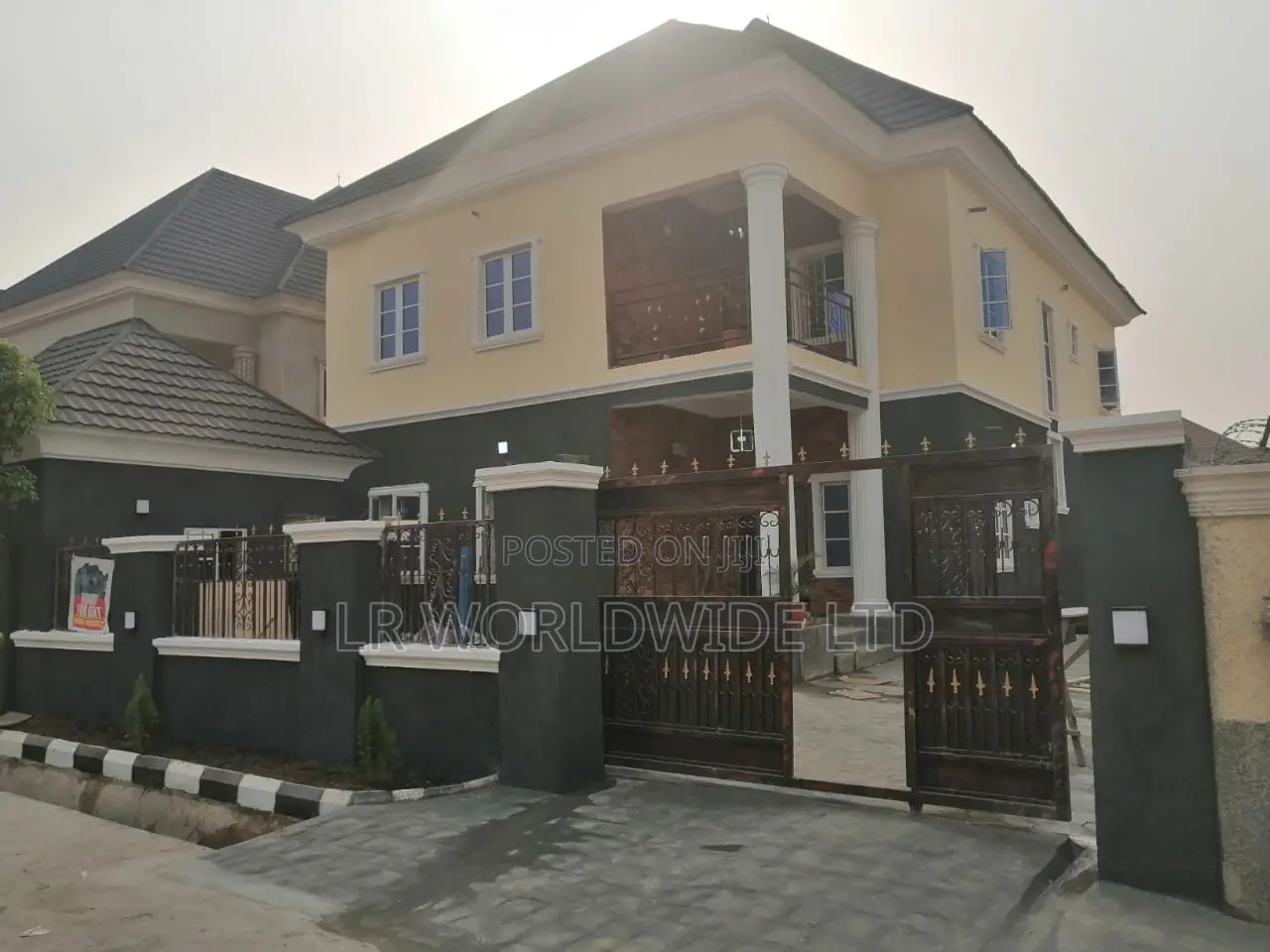 5bdrm Duplex in Lugbe District for sale in Lugbe District