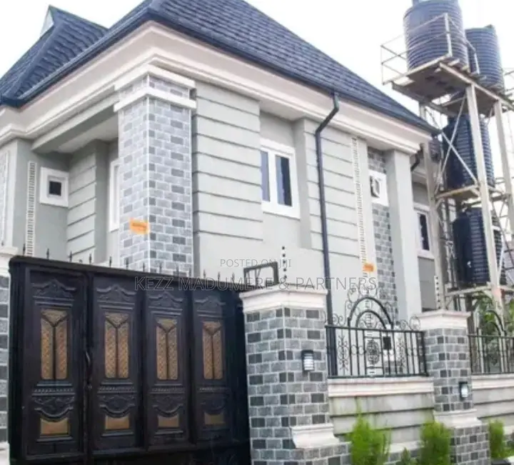 8bdrm Block of Flats in Irete , Owerri , Imo for sale in Owerri