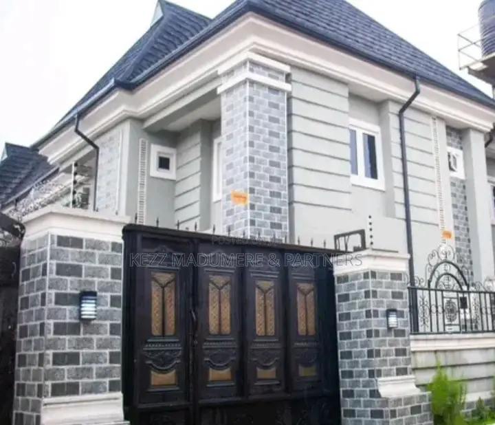 8bdrm Block of Flats in Irete , Owerri , Imo for sale in Owerri
