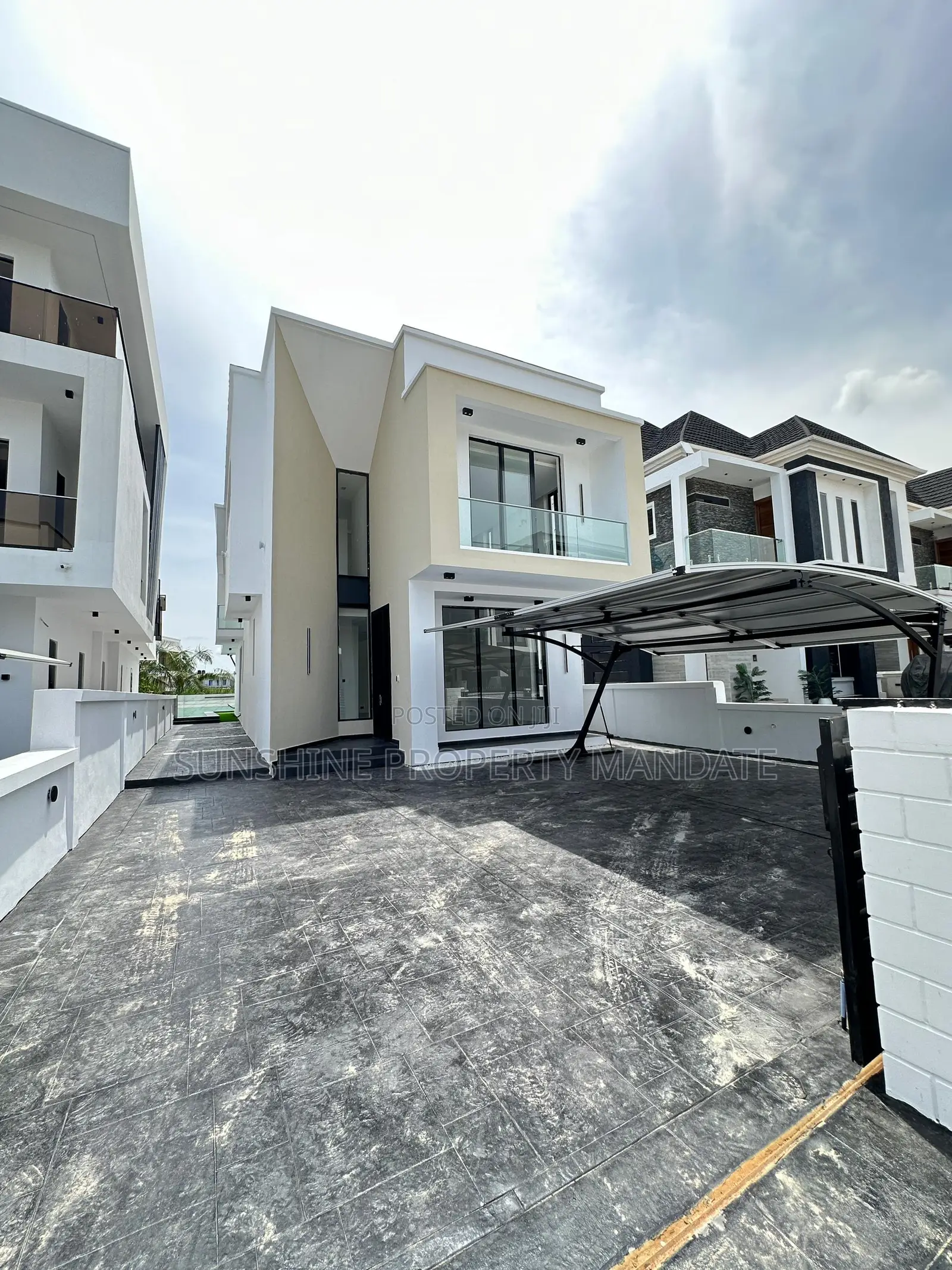 5bdrm Duplex in Lekki County for sale in Lekki