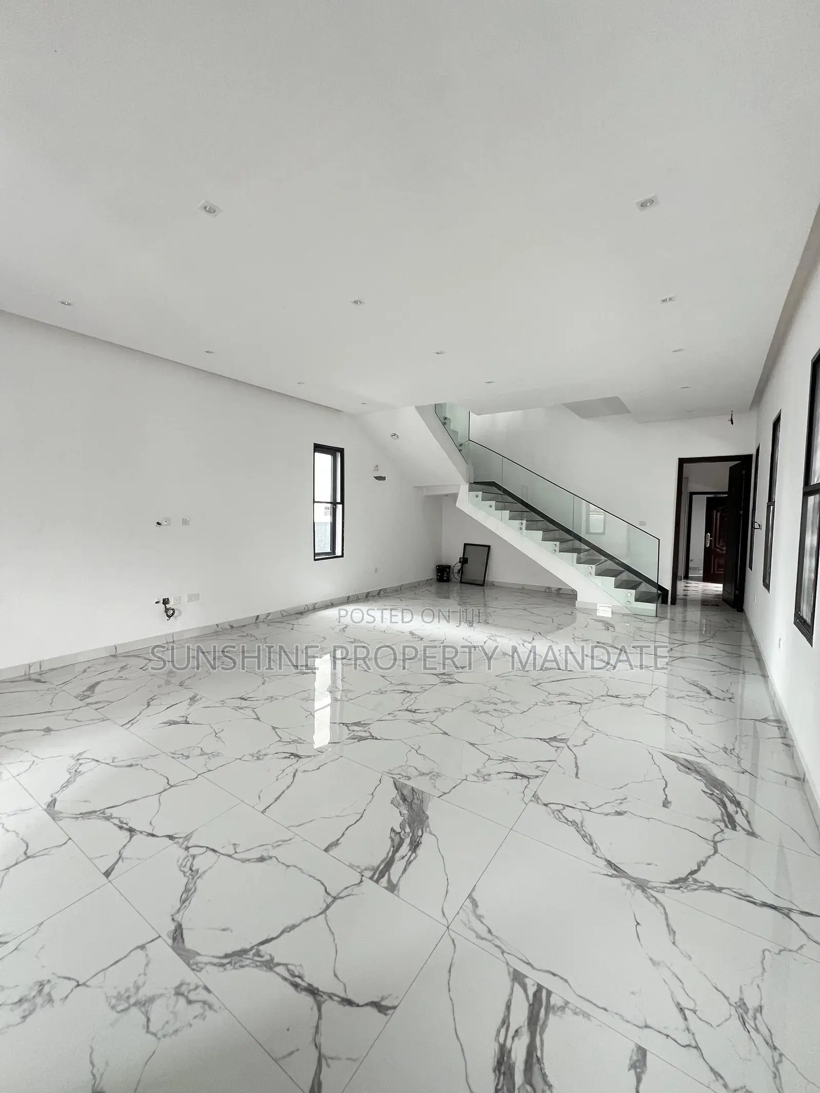 5bdrm Duplex in Lekki Phase 1 for sale in Lekki Phase 1
