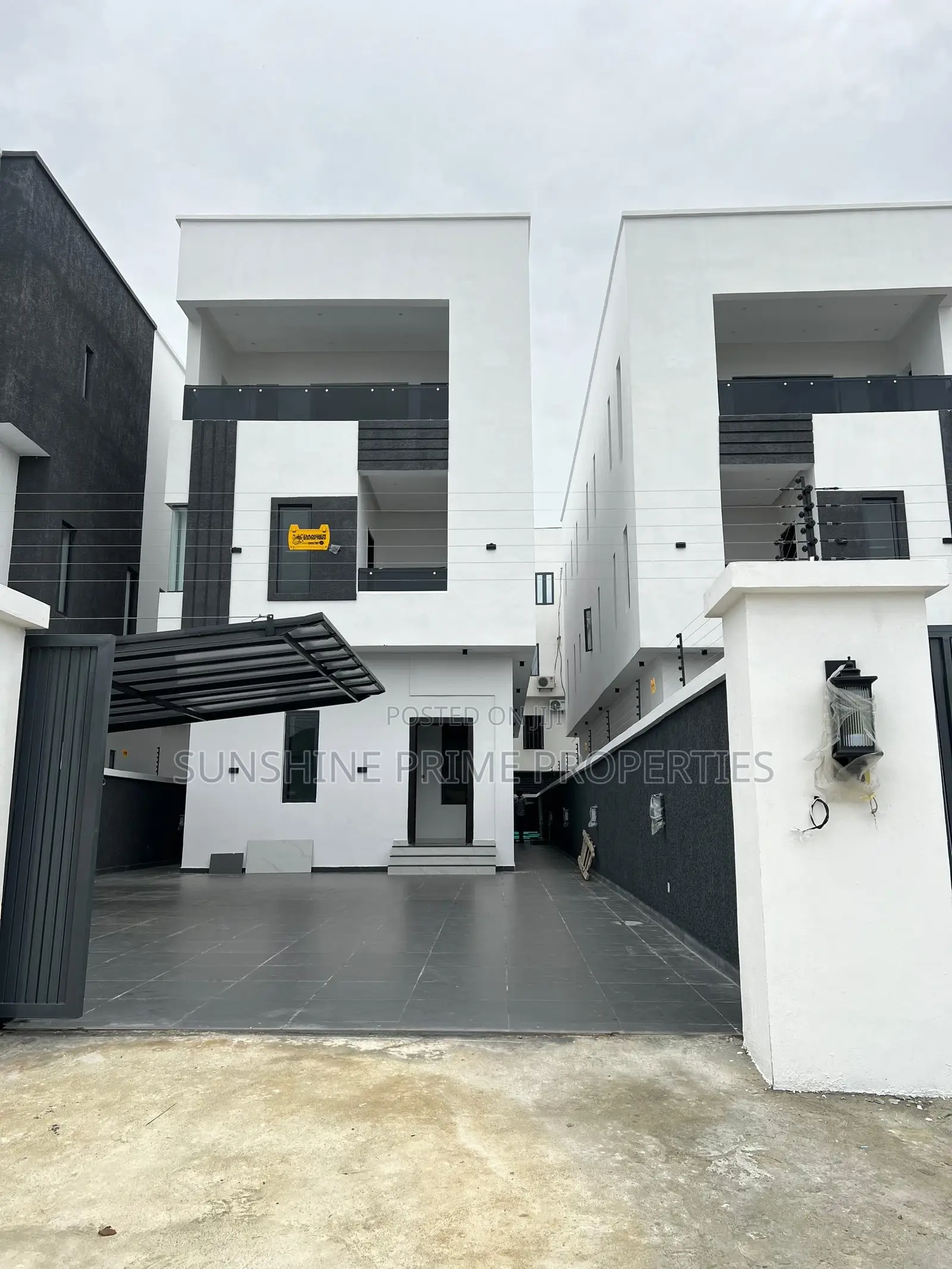 5bdrm Duplex in Lekki Phase 1 for sale in Lekki Phase 1