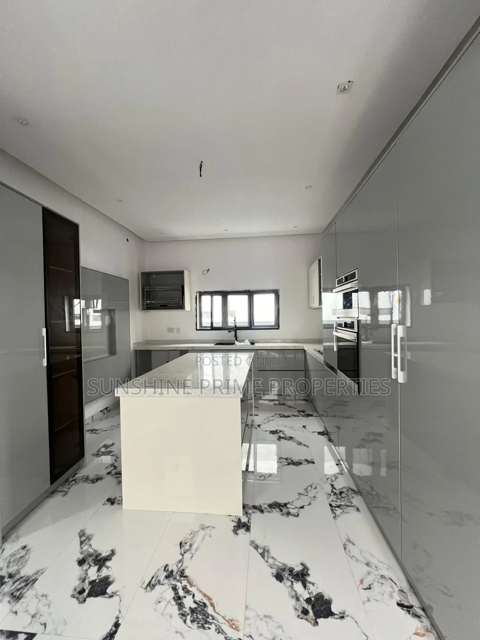 5bdrm Duplex in Lekki Phase 1 for sale in Lekki Phase 1