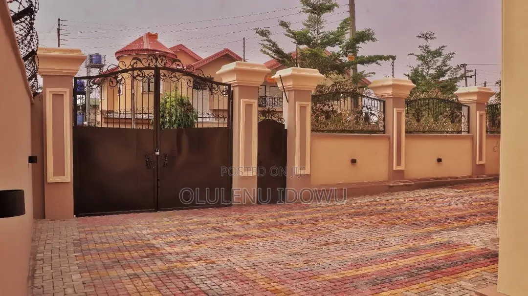 Furnished 3bdrm Block of Flats in Alimosho for sale in Alimosho