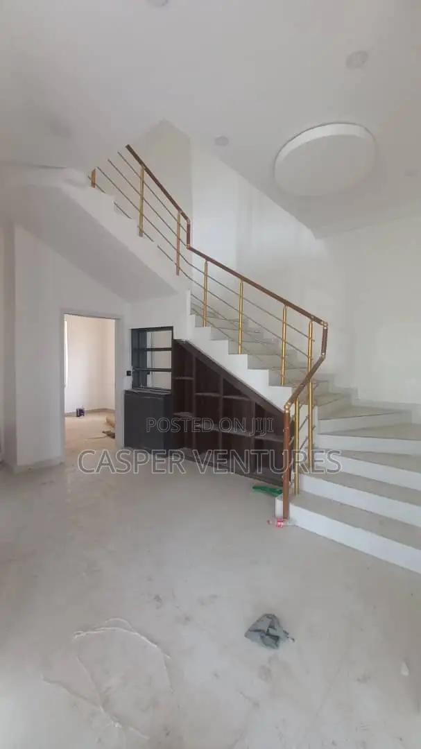 4bdrm Duplex in Chevron for rent in Chevron