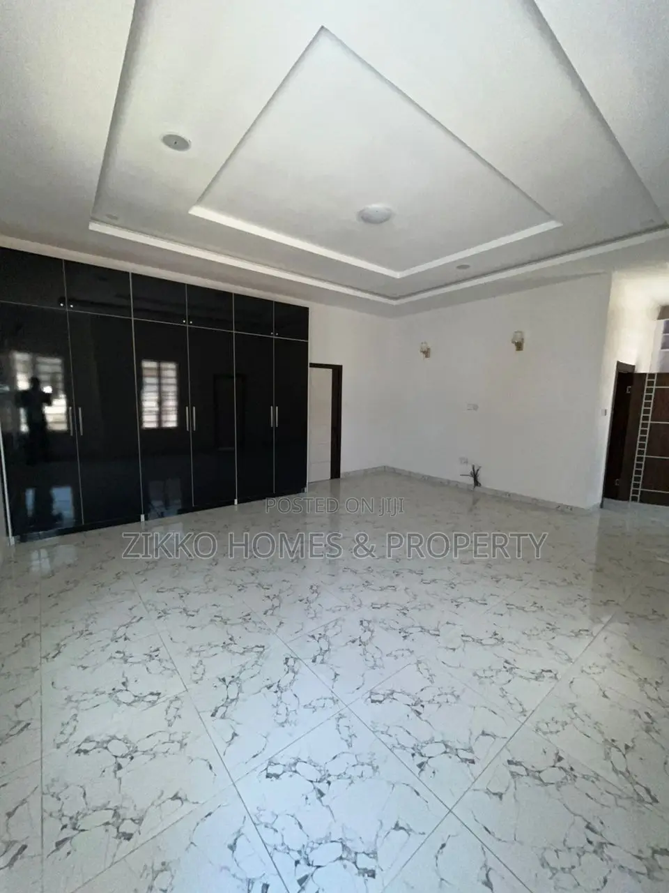 4bdrm Duplex in Ikota for sale in Ikota