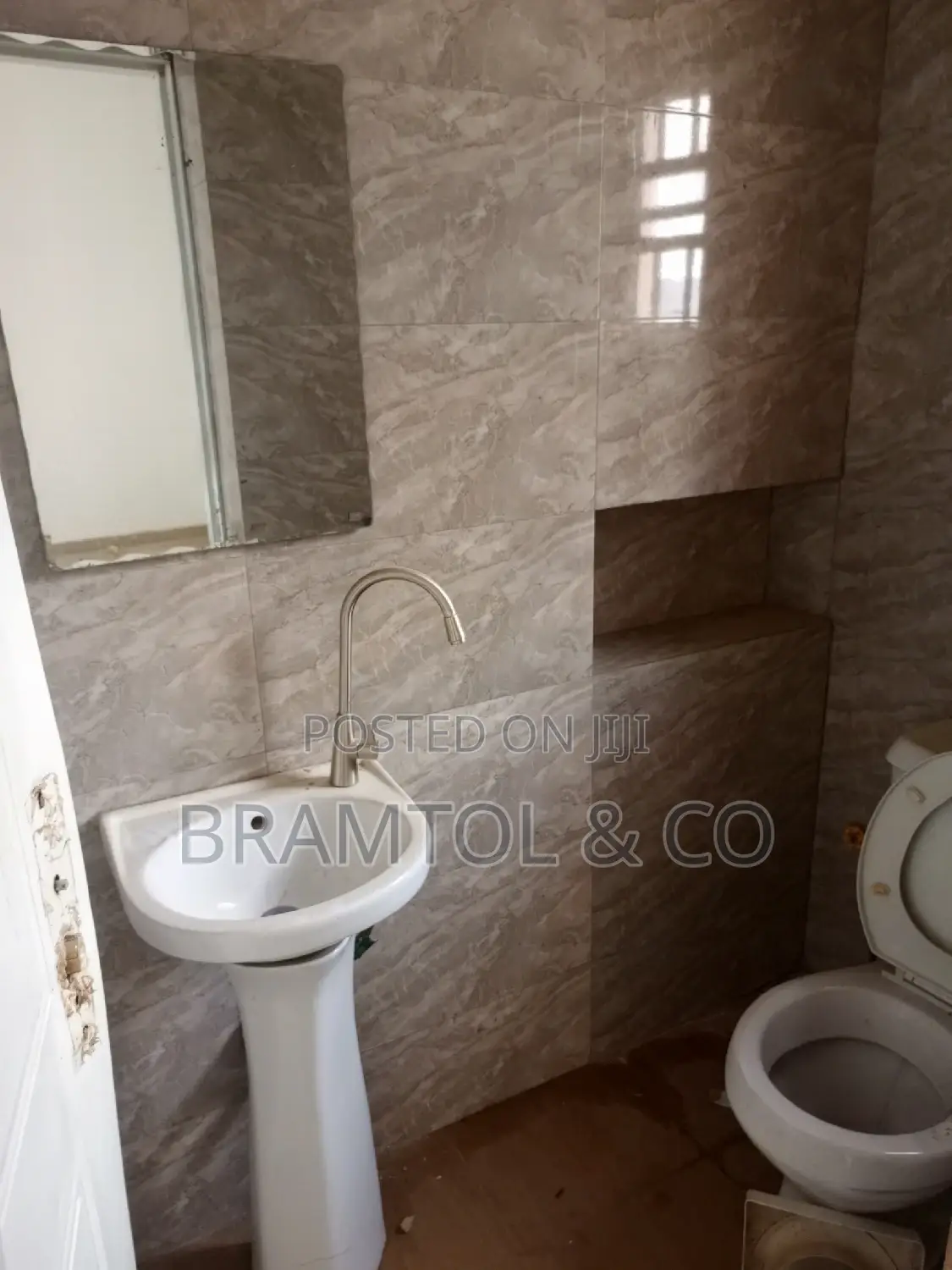38 SQM Office/Shop Space in a Clean Plaza in Wuye