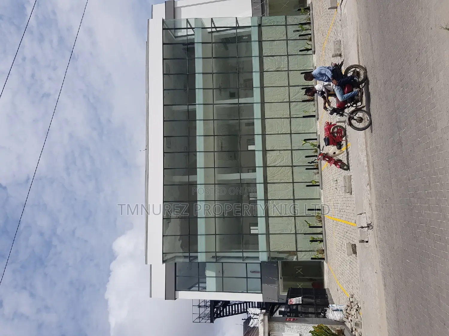 Open Space in a Very Good Location 210sqm in Chevron