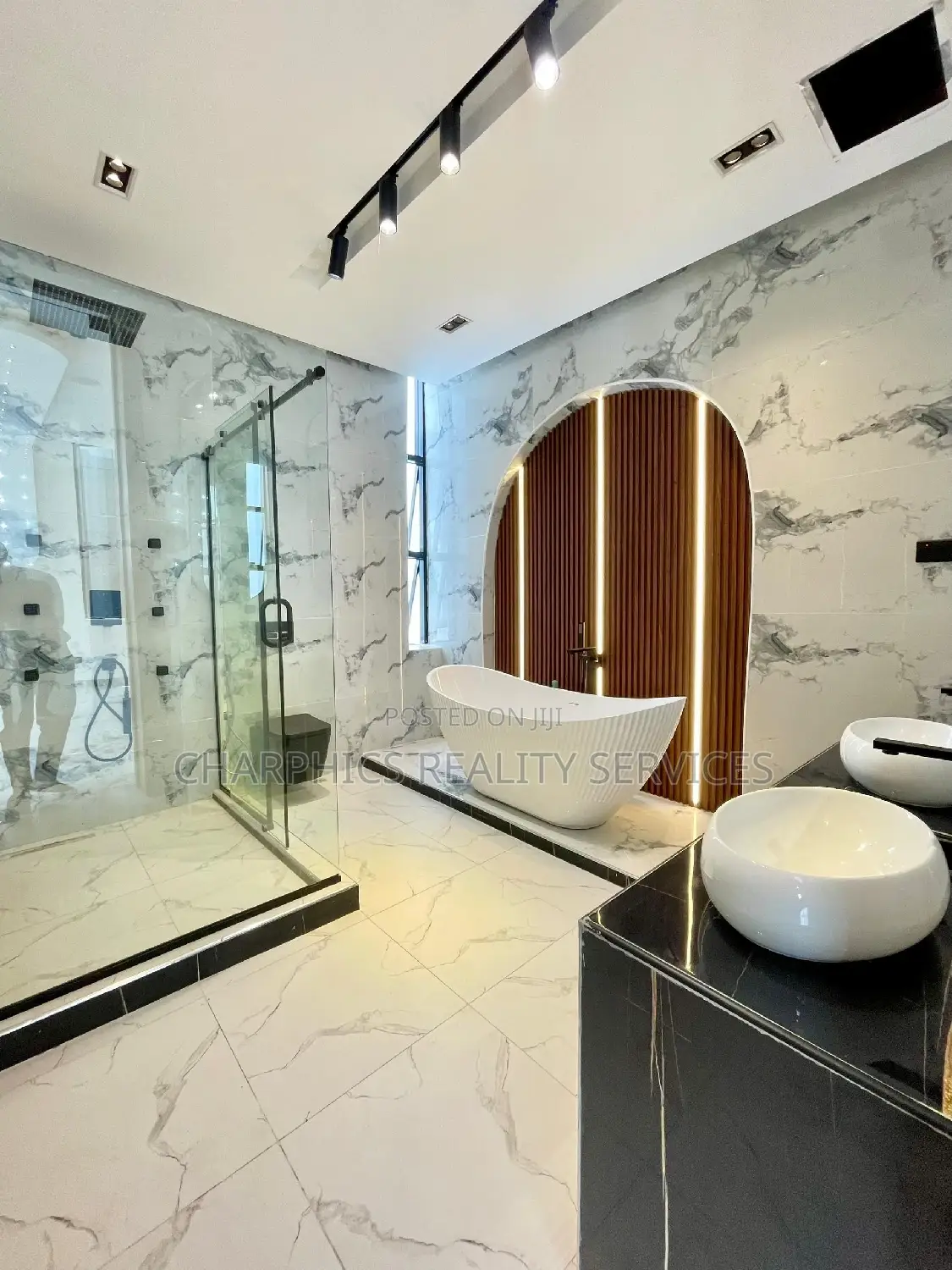 5bdrm Duplex in Chevron for sale in Chevron