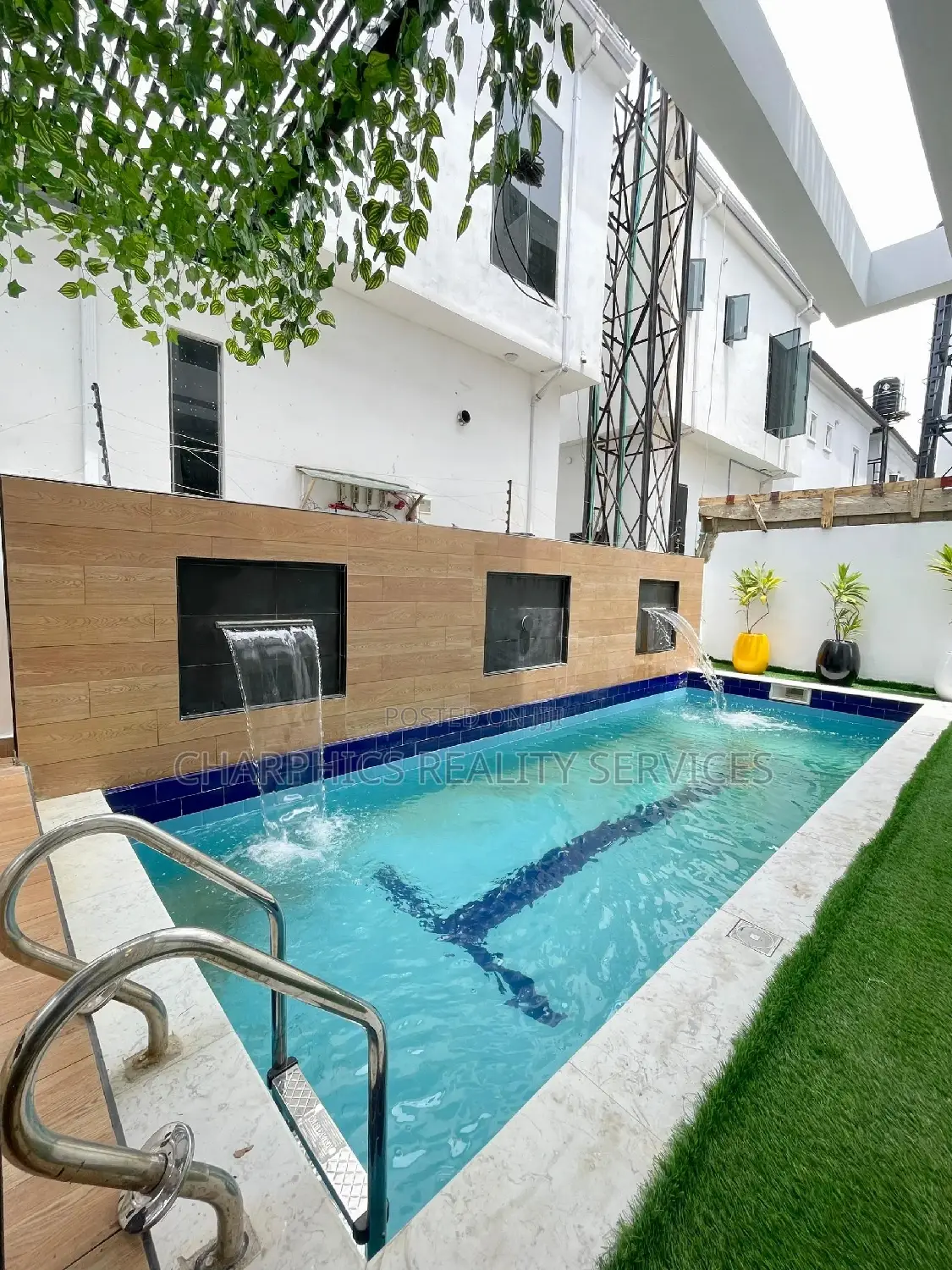 5bdrm Duplex in Chevron for sale in Chevron