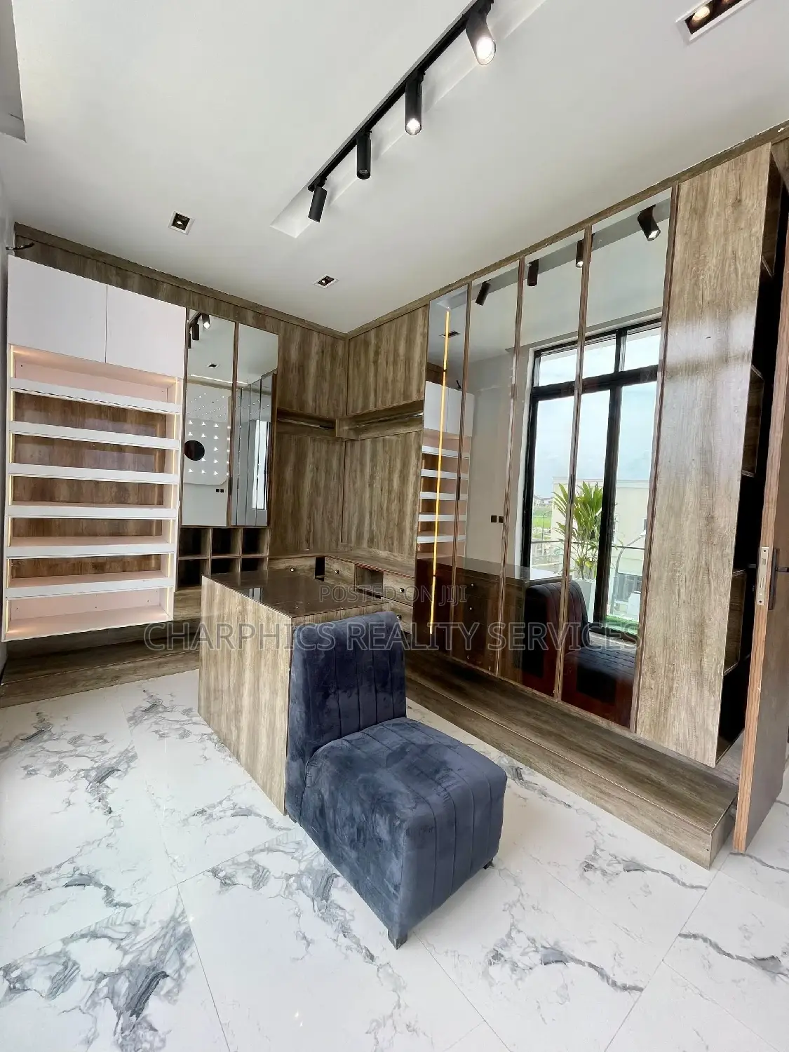5bdrm Duplex in Chevron for sale in Chevron