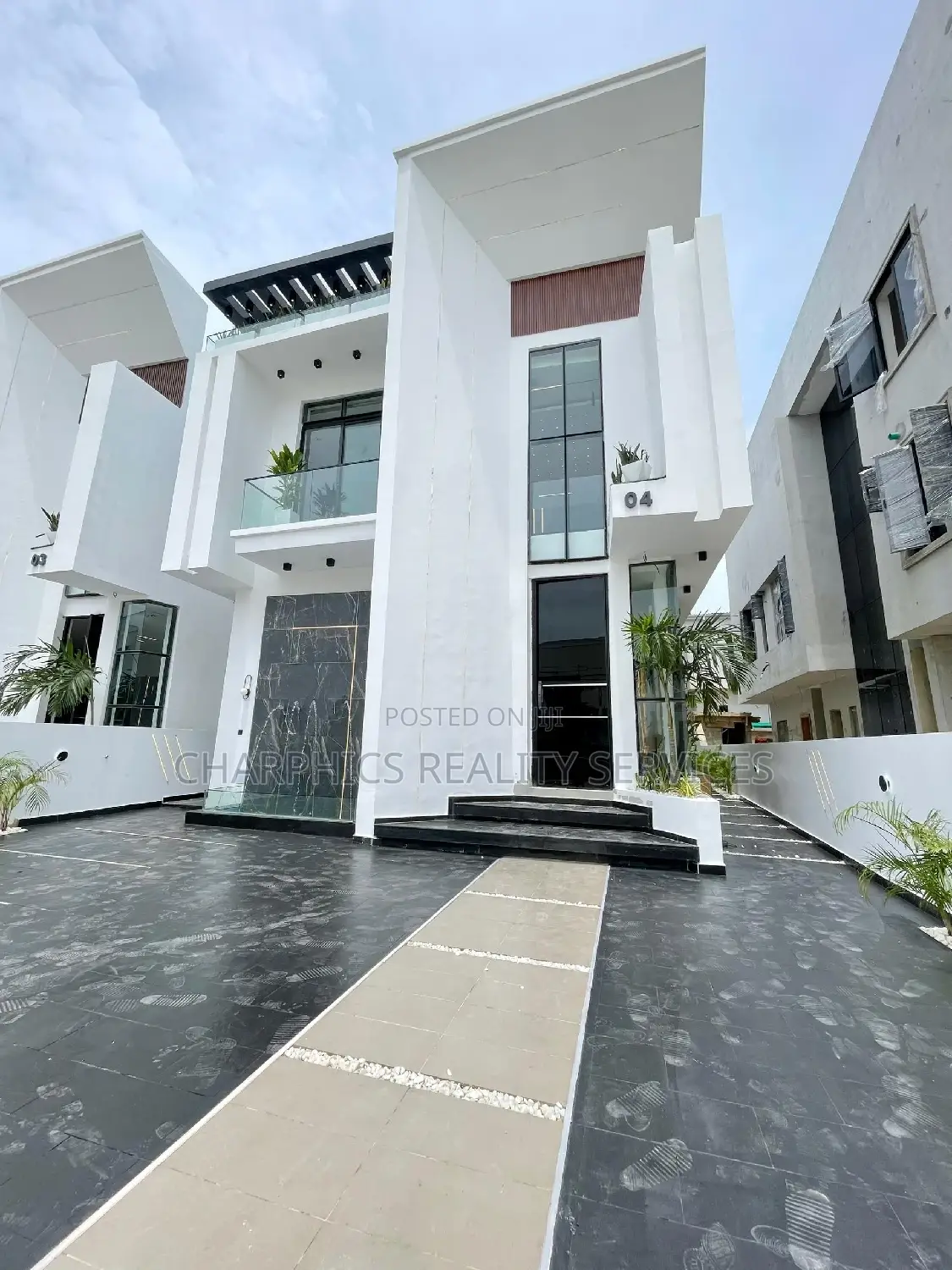 5bdrm Duplex in Chevron for sale in Chevron