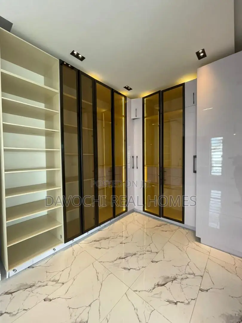 5bdrm Duplex in Chevron Drive, Lekki for sale in Lekki