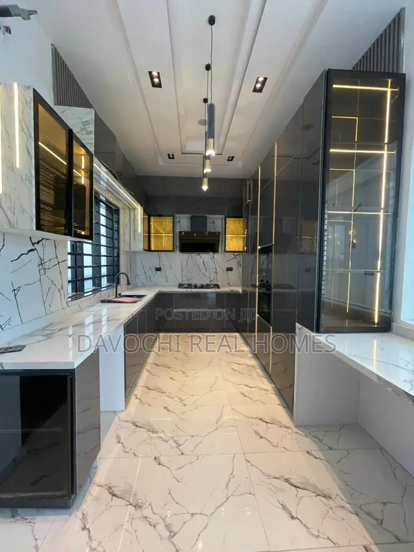 5bdrm Duplex in Chevron Drive, Lekki for sale in Lekki